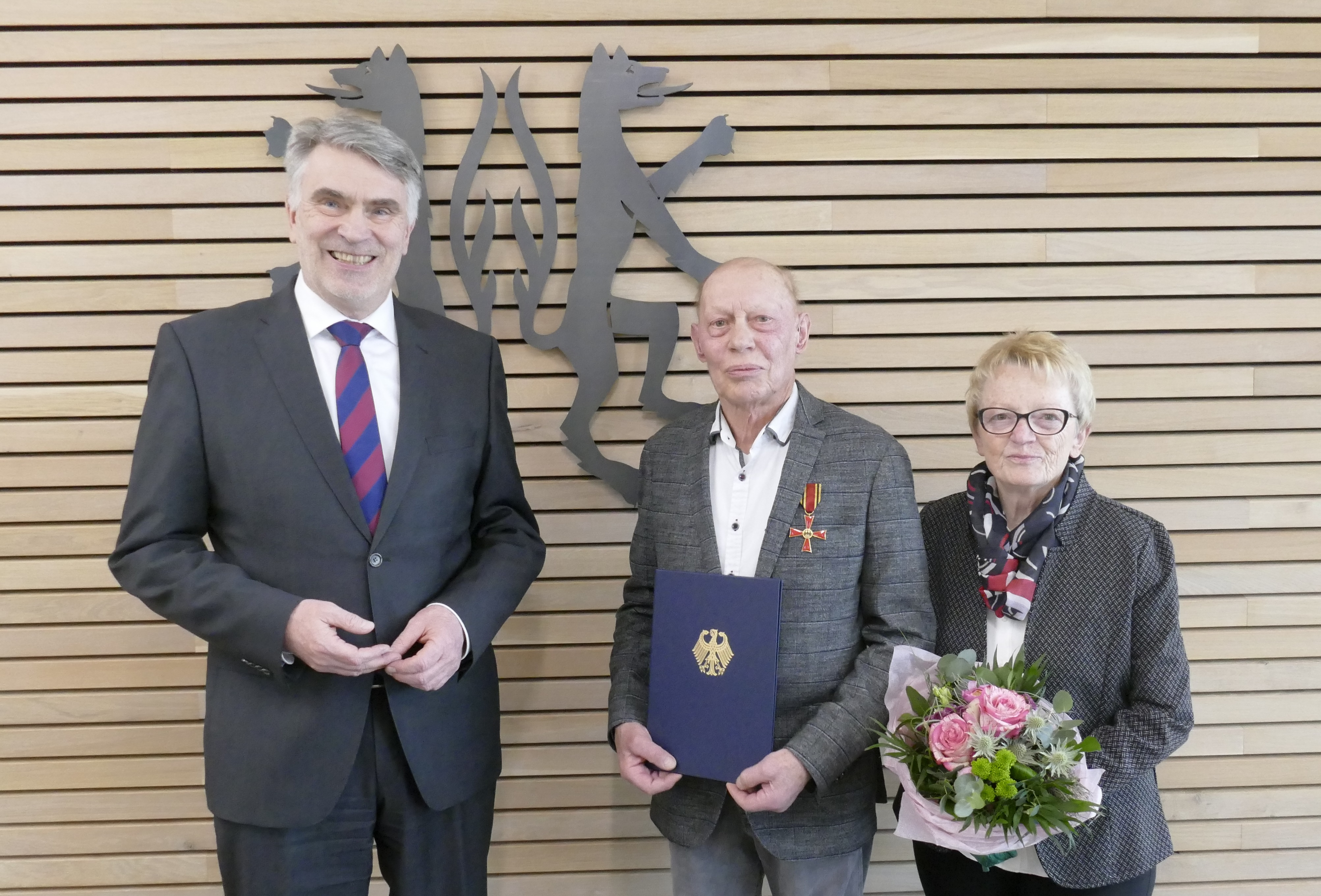 Bild vergrößern: Alfred Hustedt mit Verdienstkreuz am Bande des Verdienstordens der Bundesrepublik Deutschland ausgezeichnet