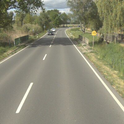 Bild vergrößern: B 444 Blickrichtung Nord in Richtung Edemissen - beide Bestandsbauwerke Fahrbahn und Radweg