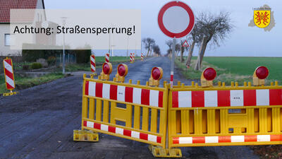 Bild vergrößern: Das Foto zeigt eine Kreisstrae, die im Vordergrung durch Barken abgesperrt worden ist.