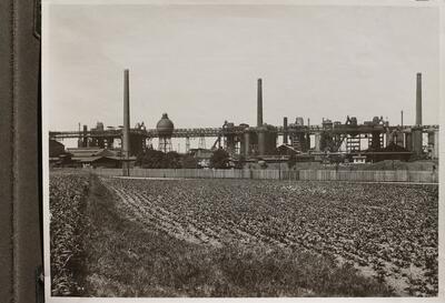 Bild vergrößern: Das schwarz-wei Foto zeigt die Silouette einer Industrieanlage.