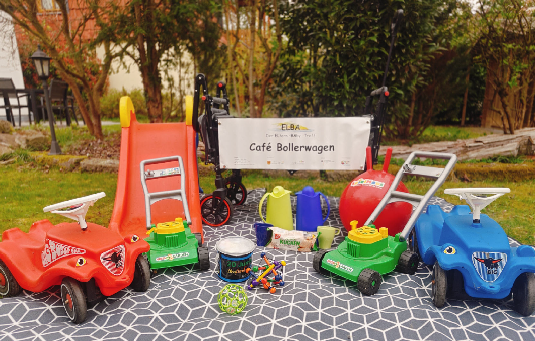 Bild vergr&ouml;&szlig;ern: Kinderspielger&auml;te stehen auf einer Picknickdecke im Gr&uuml;nen.
