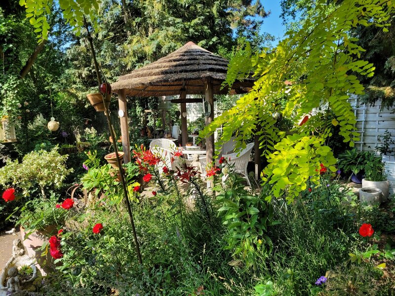 Blick in einen &uuml;ppig bl&uuml;henden Garten.