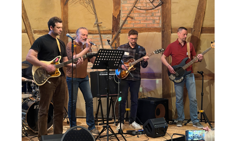 Bild vergr&ouml;&szlig;ern: Eine Band aus vier M�nnern spielt und singt auf einer B�hne.