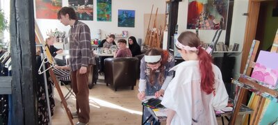 Bild vergr&ouml;&szlig;ern: Jugendliche arbeiten in einem Atelier an ihren Werken.